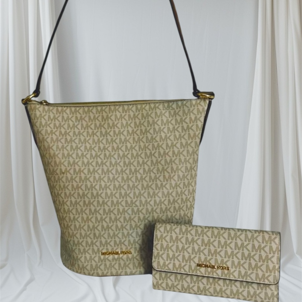 Michael Kors Beige Monogram Shoulder Bag
And matching wallett